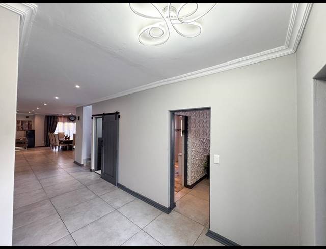 5 BEDROOM HOUSE FOR SALE IN MIDSTREAM ESTATE